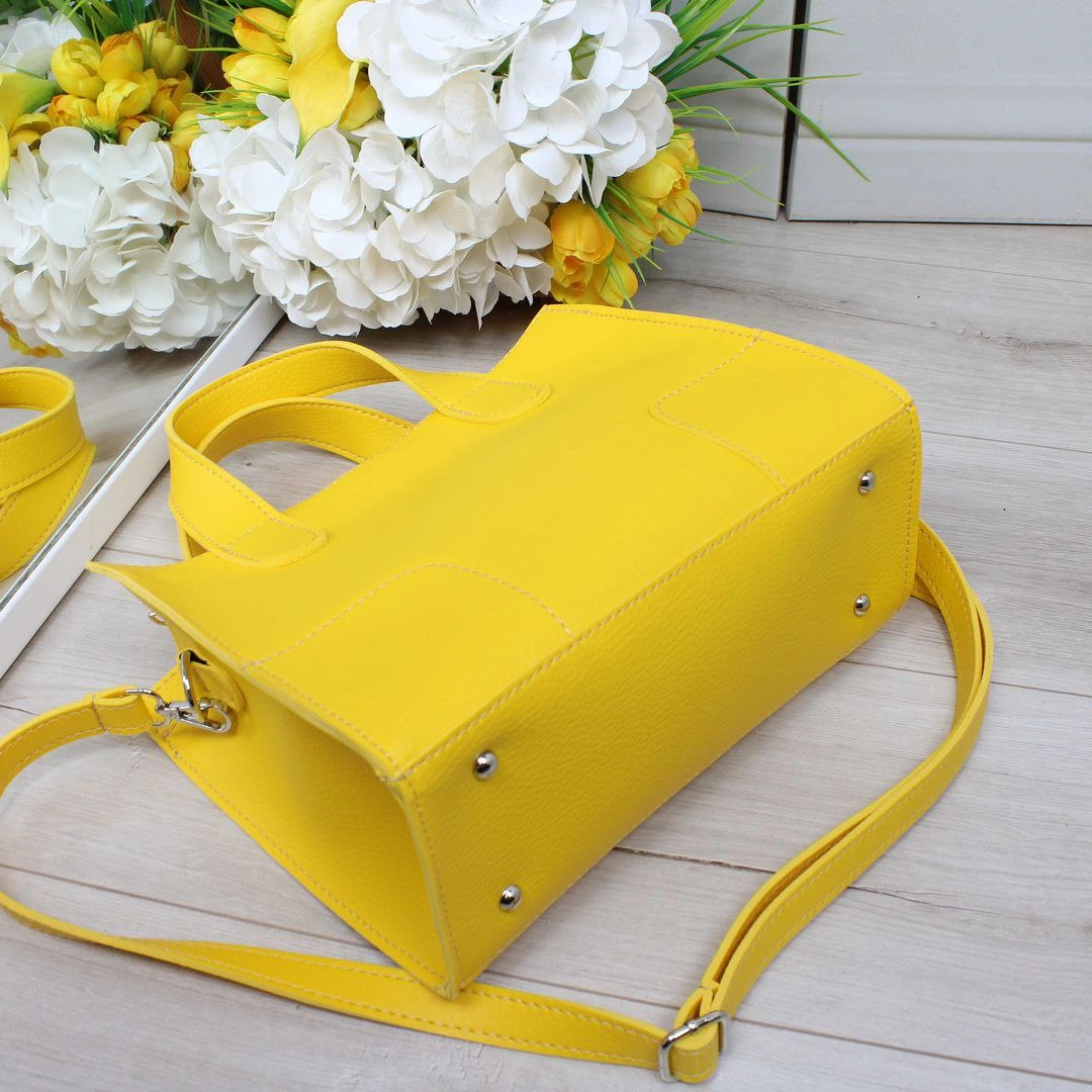 Жіноча сумка жовта класична з еко-шкіри, яскрава та багатофункціональна